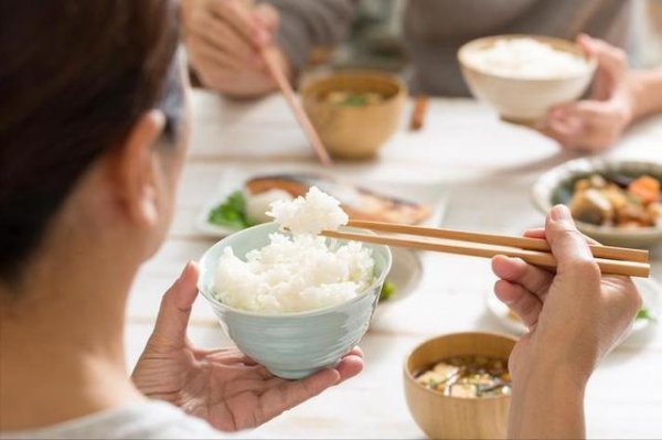 6点吃晚饭是错误的？医生建议：过了70岁，晚饭尽量要做到这7点