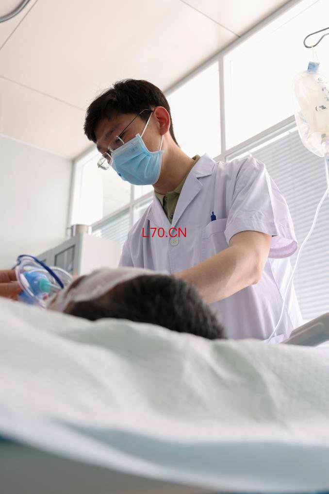 5月24日，专家组成员在山西省长治市人民医院救治伤员。 新华社记者 杨晨光 摄