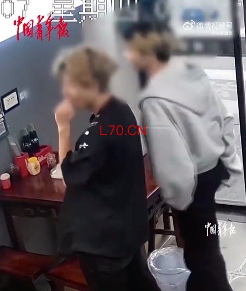 两小伙吃完饭趁店家忙碌逃单 餐馆老板回应