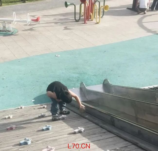 小孩哥拿石头砸滑梯 全网点赞