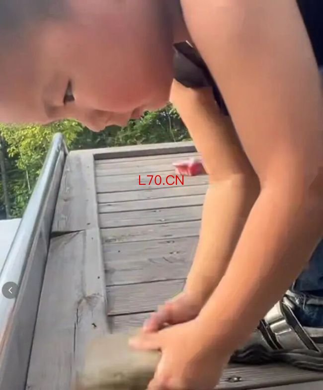 小孩哥拿石头砸滑梯 全网点赞 小小暖男的善举