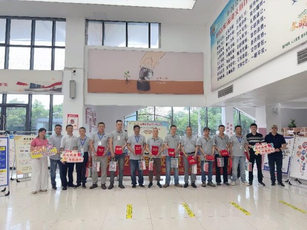 5月20日广德30名公交司机获表彰
