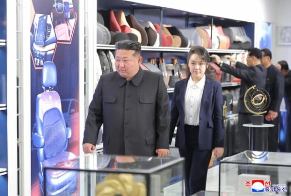 金正恩与女儿视察宠物商店，现场撸猫逗狗
