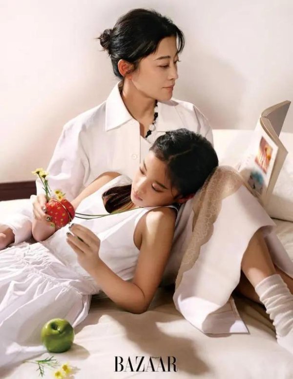 梅婷和女儿快快拍写真互动温馨