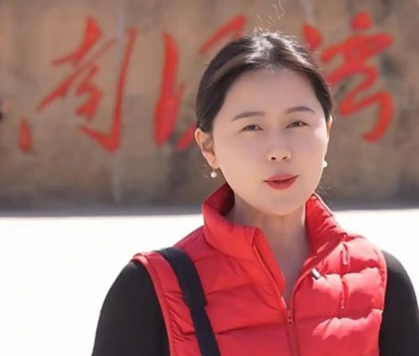 被315点名的网红复播，一身教师打扮，公然在黑板和课桌前卖内裤