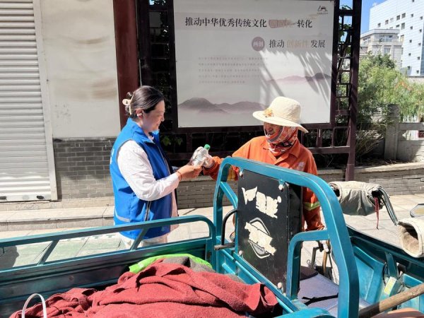 济阳街道运河社区开展“致敬劳动者·网格送温情”志愿服务活动